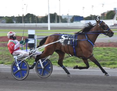 Keepall and driver Carol Voyer winning the Preferred-Handicap Trot at H3R