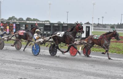 Hammering Haley (#3) and driver Pierre Luc Roy beats Wild River Swan in the Mare Preferred Pace at H3R.