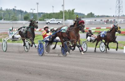 Godiva Lovely Lady (#4) and driver Stephanie Brosseau winning a division of the Breeders Trophy Series at H3R.