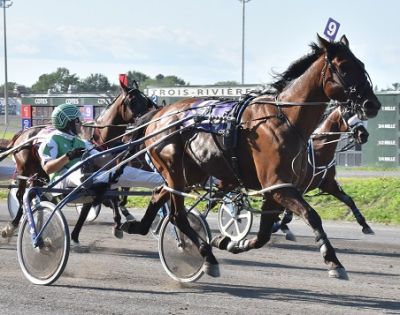 Enavant and driver Stephane Gendron winning at the Hippodrome 3R in 2020